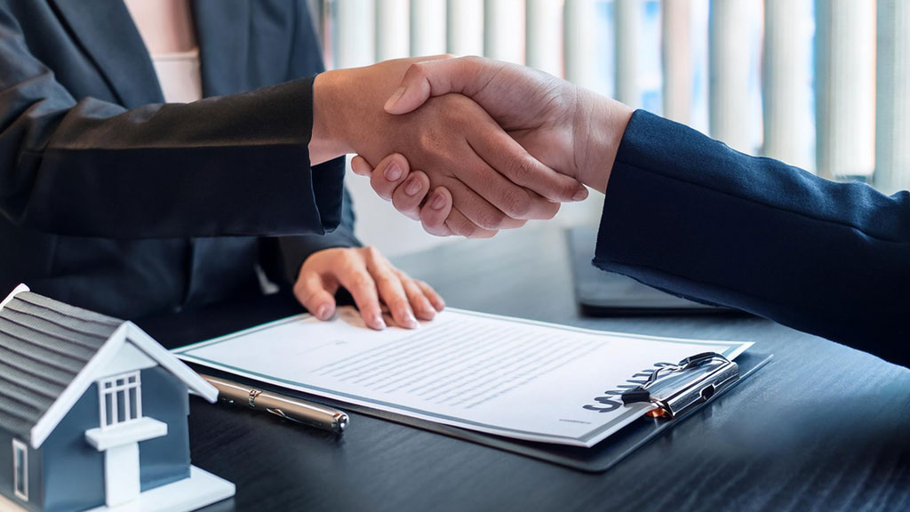 Bureau d'agence immobilière moderne avec espace de travail lumineux