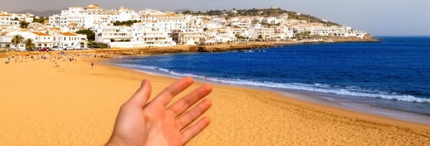 Vue panoramique de la baie de Rosas avec immeubles résidentiels et plage Costa Brava