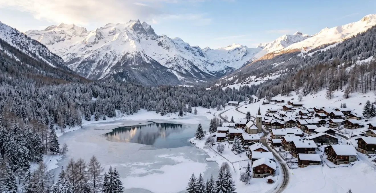 Vue aérienne du village de Courchevel Le Praz avec lac en premier plan et sommets alpins en arrière-plan